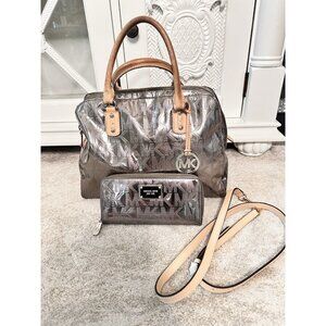 Michael Kors Signature Metallic Silver Nickel Embossed W/Matching MK Wallet